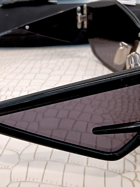New! GIVENCHY Sunglasses GV40066U 01A, 100% Authentic (UNISEX) main image 9